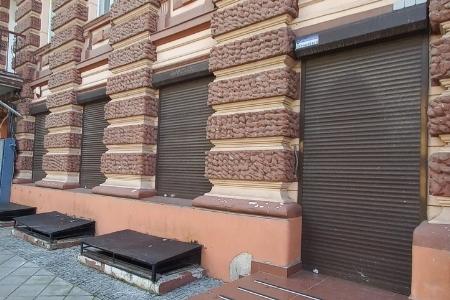 Защитные роллеты с повышенной взломоустойчивостью в коричневом цвете 1700х1400 мм купить